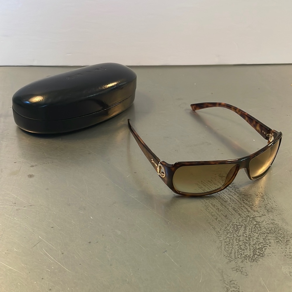 Tortoise shell gucci sunglasses with case. excellent condition